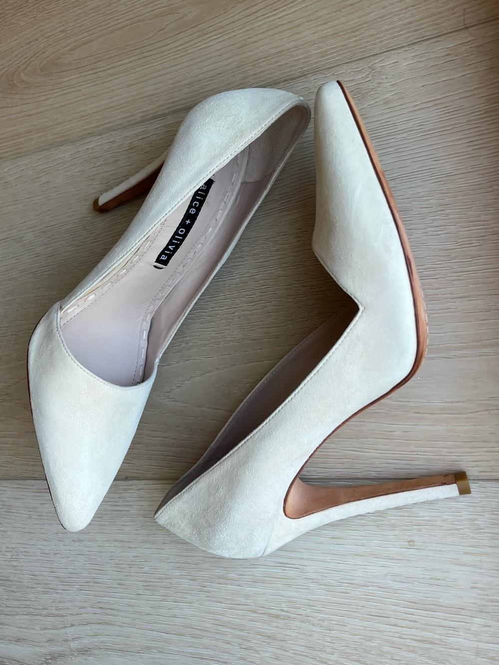 Alice + Olivia Nude Ivory Suede high Heels closed toe Size 9 / 39.5